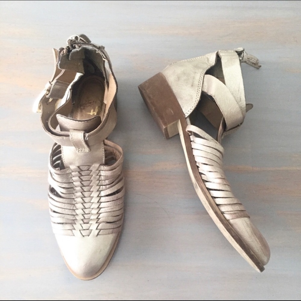 House of Harlow Hurache Booties ~ Size 7 ~ Gold